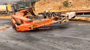 Karakuş rampasında korkutan kaza: Tonlarca ağırlıktaki iş makinesi yolu kilitledi