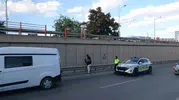 Malatya'da korkuluklar arasında yürüyen şahıs için dehşet dolu anlar: 3 metreden yere çakıldı