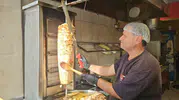 İskenderun'da ezber bozan girişim: Üniversite mezunu gençten 100 TL'ye döner ve askıda yemek dayanışması