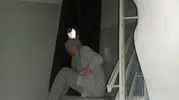 Manisa'da apartman sakinlerini dehşete düşüren komşu dehşeti: Matkapla kapıyı parçaladı