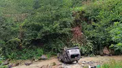 Trabzon'da yağmurun ardından gelen acı haber: Dereye uçan araçta 5 kişi yaralandı