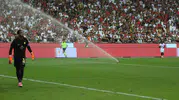 Süper Lig'de beklenmedik an: Maçın ortasında fıskiyeler çalıştı