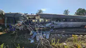 Polonya'da tren faciası: Beton mikseri raylara daldı, ortalık savaş alanına döndü