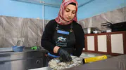 Çevresindekiler yapamazsın demişti: Elazığ'ın tek kadın balık ustası şimdi siparişlere yetişemiyor