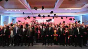 Gökyüzünün devinde diplomalar havada uçuştu: 100 çalışanın hayali gerçek oldu