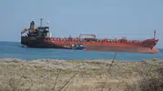 Karadeniz'de dron dehşeti: Sahipsiz kalan dev tanker kıyıya vurdu