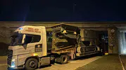 Hesap hatası pahalıya patladı: Dev iş makinesi köprüye böyle saplandı