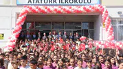 Bingöl'de ders zili heyecanı: Minik öğrencilere çiçekli karşılama
