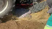 Traktörün altında can pazarı: Kepçe operatörü hayat kurtardı