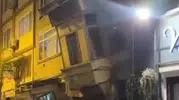 Bakırköy'de korku dolu anlar: Metruk binanın üst katı saniyeler içinde sokağa yığıldı
