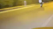 Sosyal medya uğruna canlarını hiçe saydılar: Trafikte tehlikeli şov kamerada