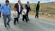 Kars'ta yol denetimine minik eşlikçiler: Vali Polat'ı köylü çocuklar yalnız bırakmadı