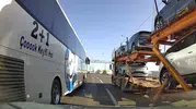 Dev otobüsün arasında sıkışan otomobil sürücüsü ölümden döndü