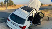 Tatil yolunda korku dolu anlar: Gurbetçi ailenin aracı duvara çarptı