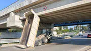 Adana'da trafikte şok anlar: Damperi açık unutulan kamyon köprüye saplandı
