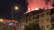Etimesgut'ta gece yarısı paniği: Apartman çatısı alevlere teslim oldu