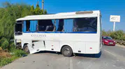 Antalya'da sabah trafiğinde dehşet anları: Tur otobüsü ve servis minibüsü çarpıştı