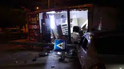 Malatya'da gece yarısı dehşeti: Kontrolden çıkan otomobil konteyner dükkanları biçti