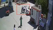 Saniyelerle yarıştı: Akaryakıt istasyonunda boğulmak üzere olan çocuğu polis kurtardı