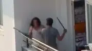 Adana'da dehşet anları: Balkondaki kadına sopalı saldırı kamerada