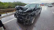Devasa rüzgar gülü gövdesi taşıyan tıra çarpan otomobilde can pazarı