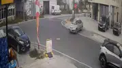 Kendi hatasının bedelini tabelaya ödetti: Çarpınca hırsını ondan çıkardı