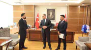Saniyelerle yarışıp bir çocuğun nefesini geri getirdiler: Kahraman polislere onur belgesi
