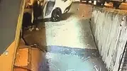 Beylikdüzü'nde saniyelerle yarış: Alev topuna dönen araçtan mucizevi kurtuluş