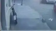 Zeytinburnu'nda soğukkanlı hırsızlık: Göz göre göre bisikleti alıp gitti
