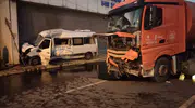 Ümraniye'de sabahın ilk ışıklarında korkunç kaza: Trafik lambasını deviren çarpışma