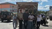 Fatih Sultan Mehmet'in gemileri karadan yürütmesi gibi: Öğretmenler dev kamelyayı omuzlarında taşıdı