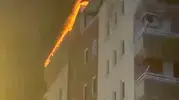Yenişehir'de 8 katlı binanın çatısı alevlere teslim oldu