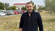 Sivas'ta çay keyfini bölen davetsiz misafir: Yılanı görünce kaçmak yerine kucağına aldı