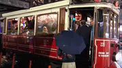 İstanbul'da aniden bastıran sağanak hayatı felç etti: Nostaljik tramvay sığınak oldu