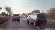 Eskişehir trafiğinde saniyelerle gelen facia: Sinyalsiz makas ve ani fren