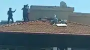 Ölümle dans ettiler: Beş katlı binanın çatısında korku dolu anlar