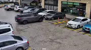 Çekmeköy'de alışveriş merkezinde korku dolu anlar: Kontrolden çıkan cip kafeye daldı