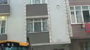 Sultangazi'de korku dolu anlar: İnşaat kazısı yan binayı yerinden oynattı