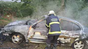Park halindeki otomobil bir anda alev topuna döndü