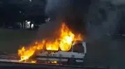 Sabah trafiğinde korku dolu anlar: Servis aracı alev topuna döndü