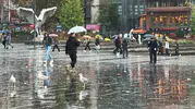 İstanbul'da gökyüzü boşaldı: Şemsiyesiz yakalananlar zor anlar yaşadı