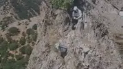 Ayıların ulaşamadığı zirvelerde bal hasadı: Halatlarla uçuruma indiler