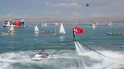 Van Gölü'nde Gökyüzüne Yükselen Ay-Yıldız: Gençlik Festivalinde Adrenalin Dolu Anlar