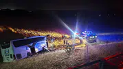 Merzifon'da gece yarısı dehşeti: Yolcu otobüsü bariyerleri aşıp şarampole yuvarlandı