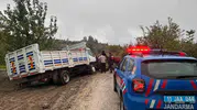 Harmanköy'de çamura saplanan sürücünün yardımına jandarma ekipleri koştu