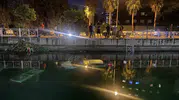 Adana'da saniyelerle yarış: Kanalın sularına gömülen aracı vatandaşlar kurtardı