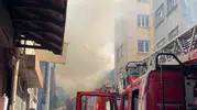Beyoğlu'nda iki katlı iş yerini alevler teslim aldı