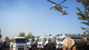 Alevlerle mücadelede imece usulü: Köylüler kendi paralarıyla aldıkları suyu helikopter havuzuna taşıdı
