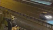TEM Otoyolu'nda şaşırtan görüntü: Trafik polisi aracı tek başına itmeye çalıştı