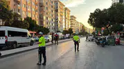 İzmir'de banka şubesinde dehşet anları: Güvenlik görevlisinin silahını alıp 5 kişiyi rehin aldı